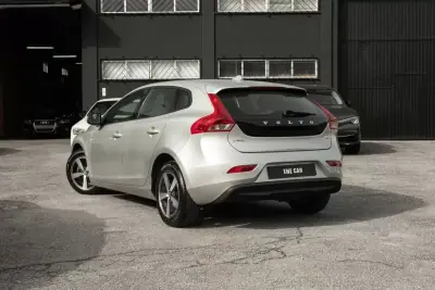 Volvo V40 2013 - 10999 EUR, 275270 km - AUTO.MOTO.pt - 275270km - foto 7 de 24