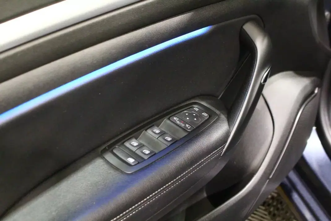 Renault Mégane Sport Tourer 2022 - 15900 EUR, 141000 km - AUTO.MOTO.pt - 141000km - foto 20 de 30