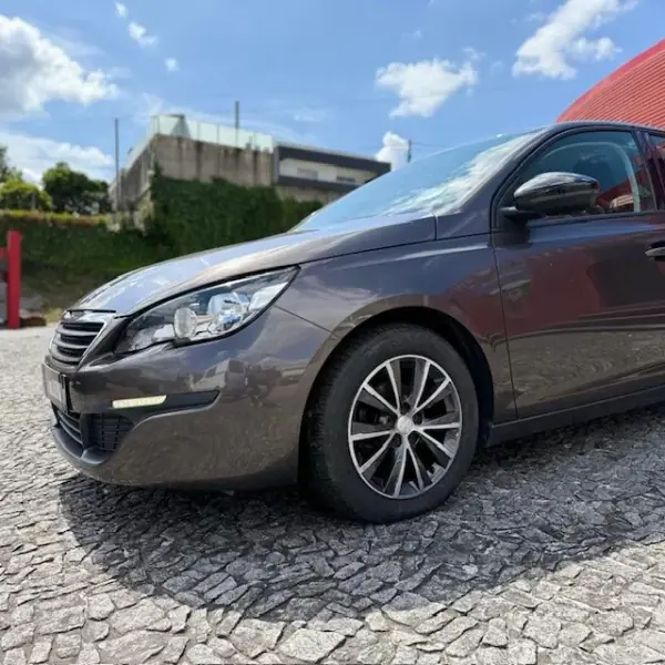 Peugeot 308 2015 - 9900 EUR, 131000 km - AUTO.MOTO.pt - 131000km - foto 8 de 14