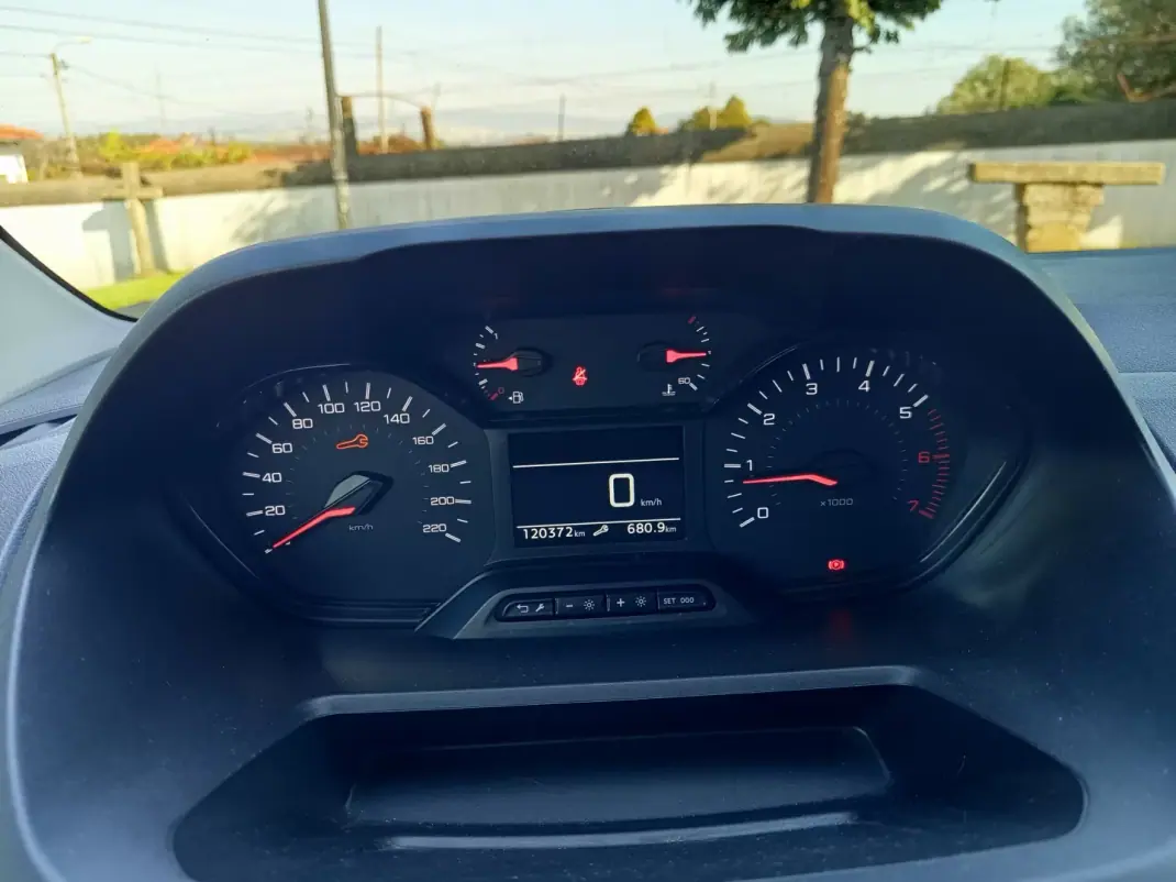 Peugeot Partner 2019 - 11490 EUR, 120300 km - 120300km - foto 14 de 19