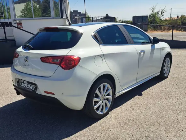 Alfa Romeo Giulietta 2012 - 8900 EUR, 195000 km - AUTO.MOTO.pt - 195000km - foto 7 de 40