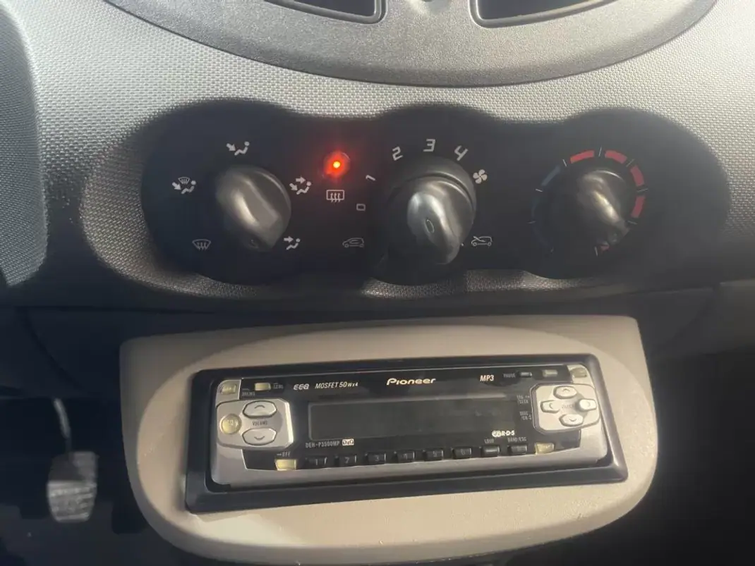 Renault Twingo 2012 - 6499 EUR, 72000 km - AUTO.MOTO.pt - 72000km - foto 25 de 26