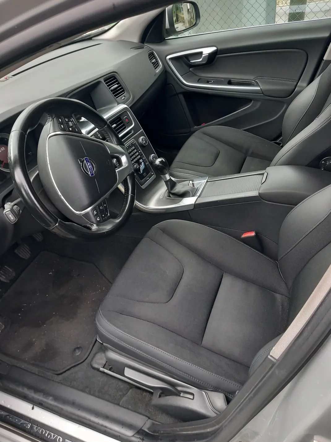 Volvo V60 2011 - 9750 EUR, 150000 km - AUTO.MOTO.pt - 150000km - foto 7 de 9