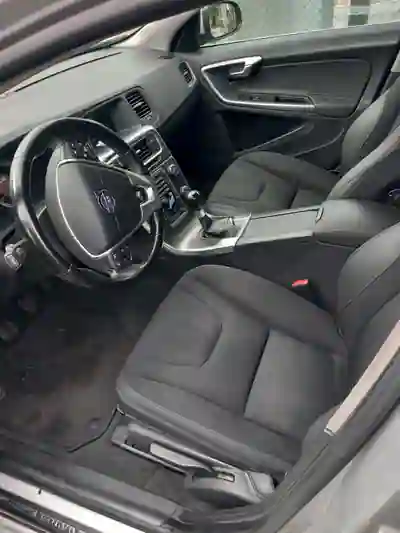 Volvo V60 2011 - 9750 EUR, 150000 km - AUTO.MOTO.pt - 150000km - foto 7 de 9
