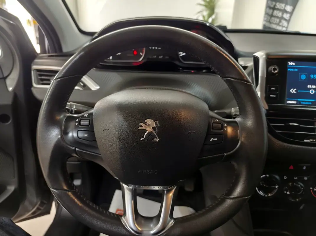 Peugeot 208 2018 - 9850 EUR, 48000 km - AUTO.MOTO.pt - 48000km - foto 13 de 23