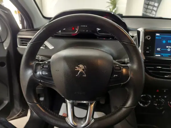 Peugeot 208 2018 - 9850 EUR, 48000 km - AUTO.MOTO.pt - 48000km - foto 13 de 23