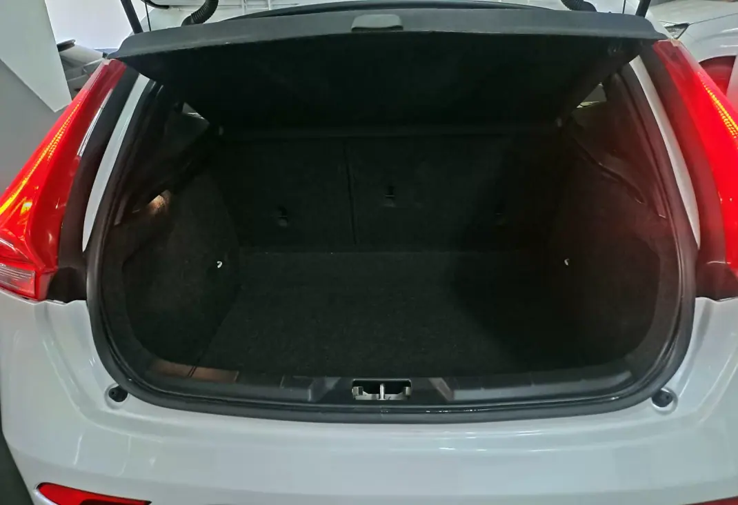 Volvo V40 2015 - 12990 EUR, 179950 km - AUTO.MOTO.pt - 179950km - foto 23 de 29