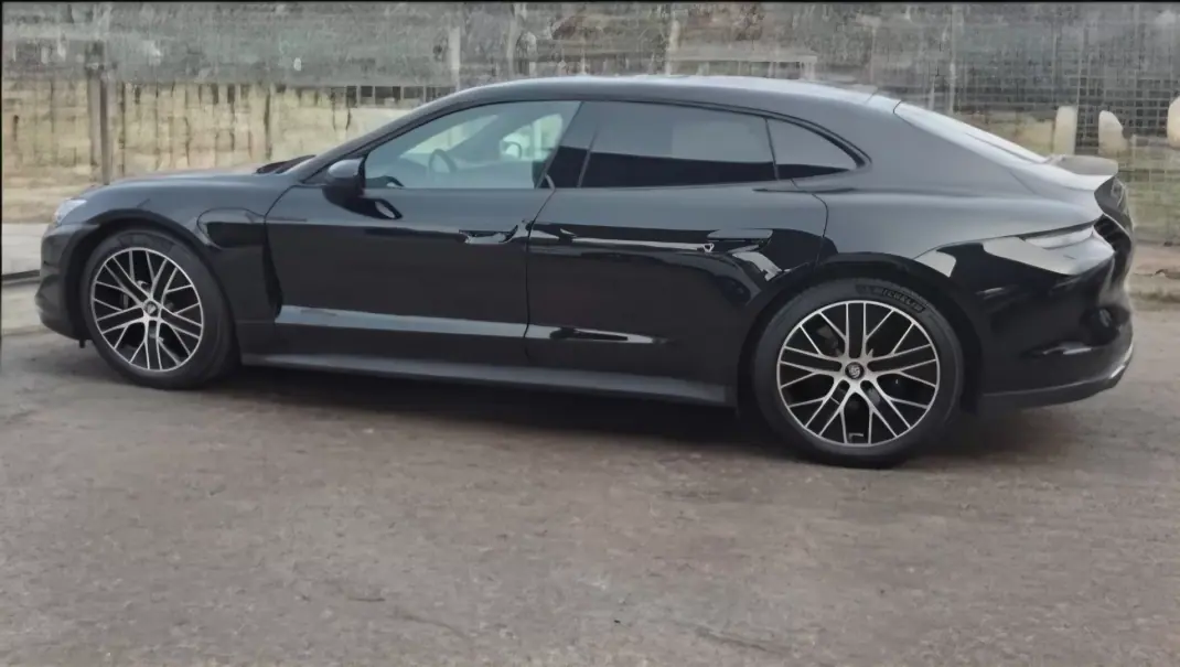 Porsche Taycan Sport Turismo 2023 - 69900 EUR, 98000 km - AUTO.MOTO.pt - 98000km - foto 2 de 5