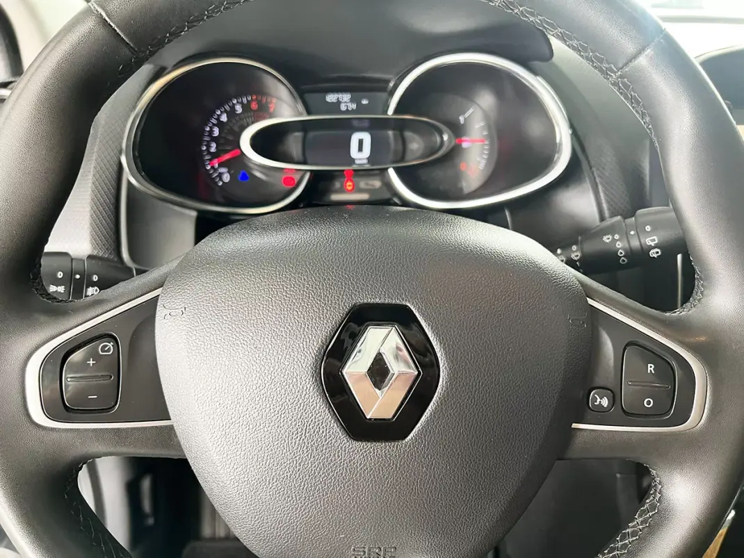 Renault Clio 2019 - 10800 EUR, 122674 km - AUTO.MOTO.pt - 122674km - foto 20 de 22