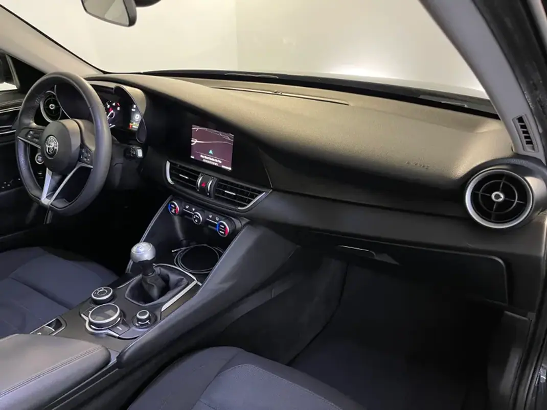 Alfa Romeo Giulia 2016 - 18500 EUR, 153000 km - AUTO.MOTO.pt - 153000km - foto 14 de 35