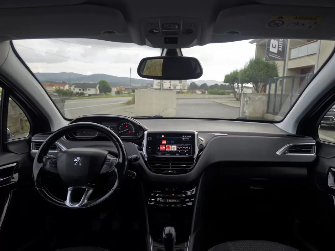 Peugeot 208 2018 - 10990 EUR, 181000 km - AUTO.MOTO.pt - 181000km - foto 29 de 38