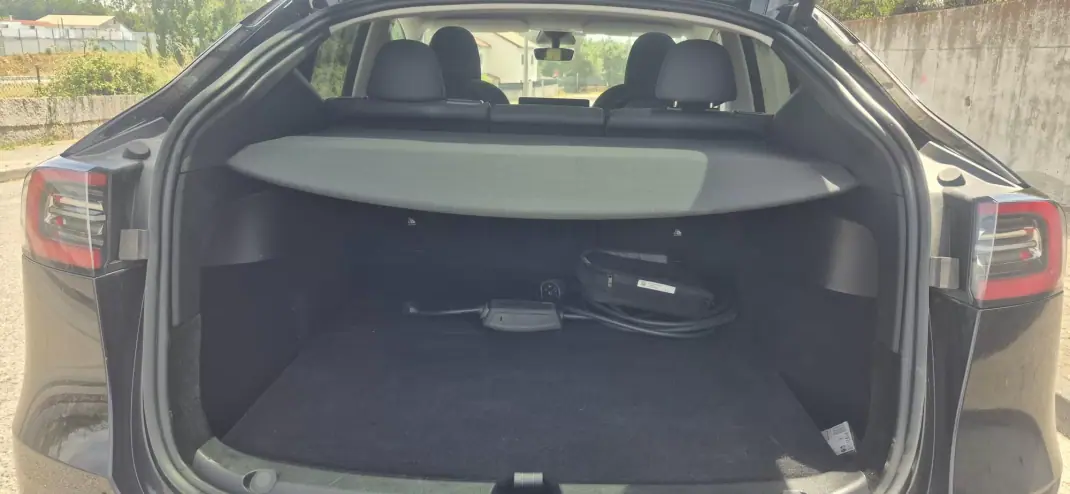 Tesla Model Y 2023 - 35900 EUR, 65000 km - 65000km - foto 15 de 18