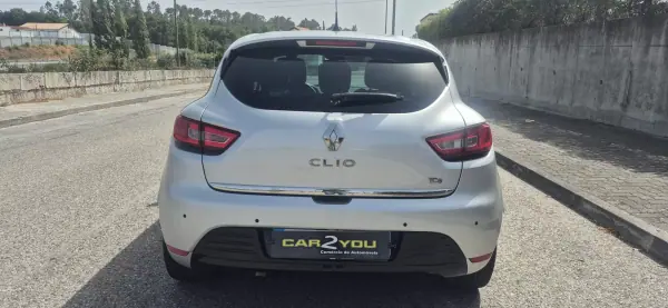 Renault Clio 2017 - 12000 EUR, 74700 km - AUTO.MOTO.pt - 74700km - foto 6 de 7