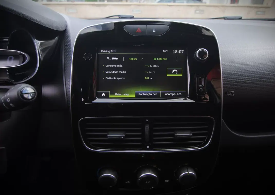 Renault Clio Sport Tourer 2020 - 12990 EUR, 53000 km - 53000km - foto 21 de 36