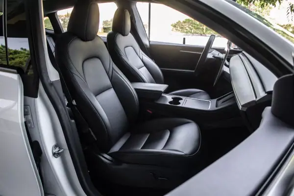 Tesla Model Y 2023 - 37900 EUR, 74250 km - AUTO.MOTO.pt - 74250km - foto 21 de 40