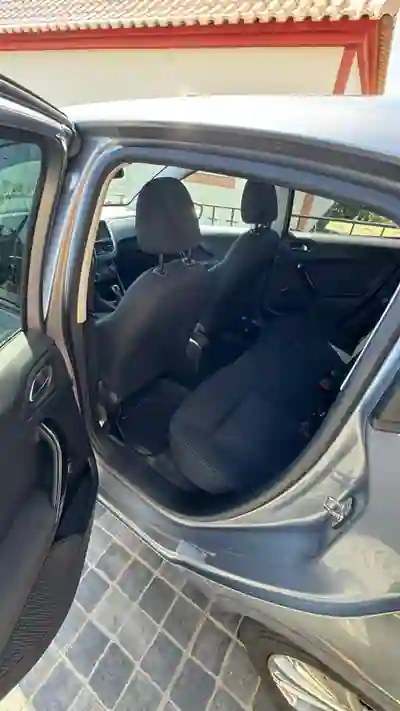 Peugeot 208 2019 - 8900 EUR, 93300 km - AUTO.MOTO.pt - 93300km - foto 8 de 10