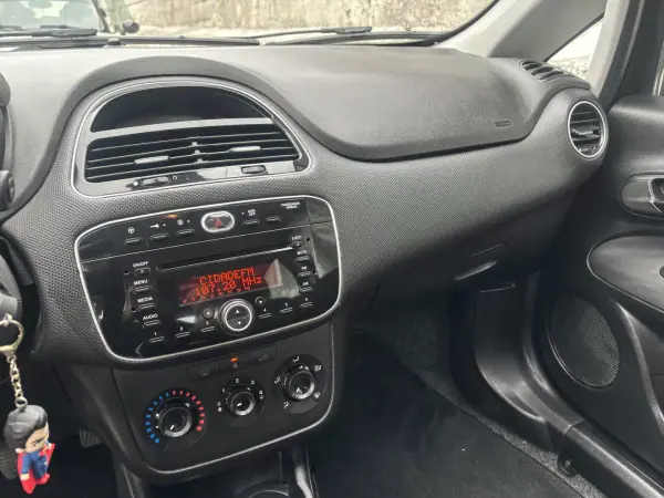 Fiat Punto Evo 2015 - 4500 EUR, 135000 km - AUTO.MOTO.pt - 135000km - foto 14 de 17