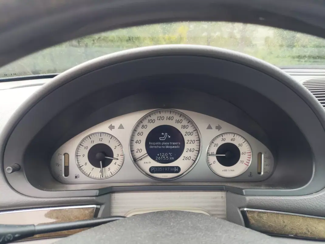 Mercedes-Benz E 200 2003 - 3900 EUR, 338200 km - AUTO.MOTO.pt - 338200km - foto 13 de 14