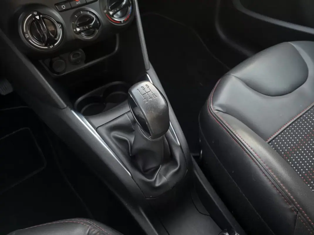 Peugeot 208 2016 - 13990 EUR, 163000 km - AUTO.MOTO.pt - 163000km - foto 27 de 31