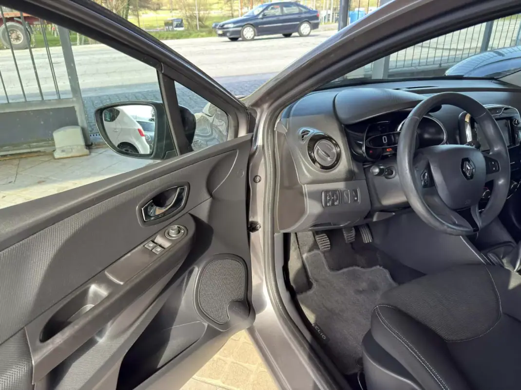 Renault Clio Sport Tourer 2014 - 8950 EUR, 143153 km - AUTO.MOTO.pt - 143153km - foto 19 de 30