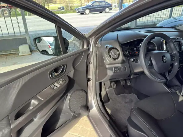 Renault Clio Sport Tourer 2014 - 8950 EUR, 143153 km - AUTO.MOTO.pt - 143153km - foto 19 de 30