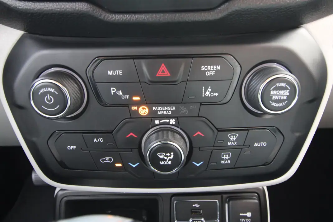 Jeep Renegade 2018 - 14990 EUR, 116000 km - AUTO.MOTO.pt - 116000km - foto 26 de 36