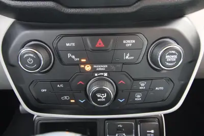 Jeep Renegade 2018 - 14990 EUR, 116000 km - AUTO.MOTO.pt - 116000km - foto 26 de 36