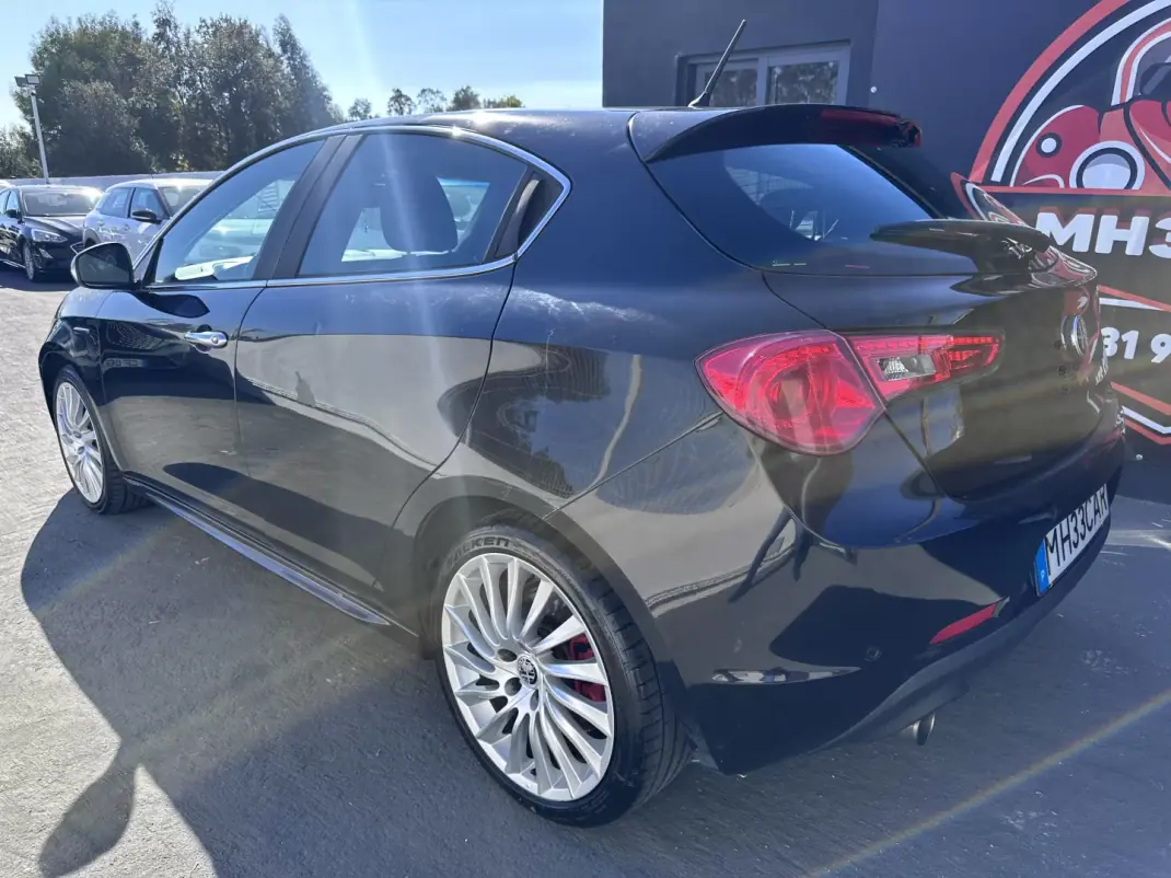 Alfa Romeo Giulietta 2011 - 6900 EUR, 220000 km - AUTO.MOTO.pt - 220000km - foto 6 de 29