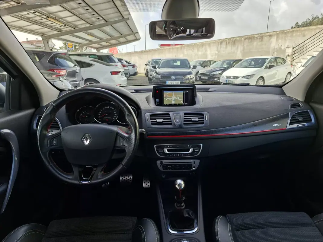 Renault Mégane Sport Tourer 2014 - 11500 EUR, 130900 km - AUTO.MOTO.pt - 130900km - foto 15 de 28