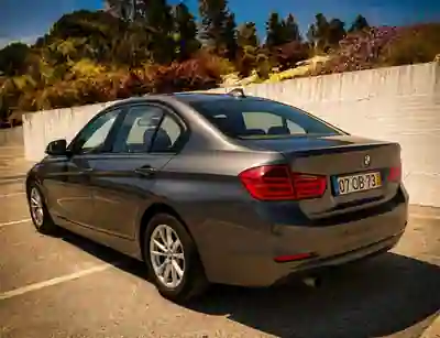BMW 318 2013 - 9500 EUR, 205000 km - AUTO.MOTO.pt - 205000km - foto 2 de 5