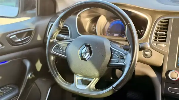 Renault Mégane 2019 - 14999 EUR, 99500 km - AUTO.MOTO.pt - 99500km - foto 14 de 20