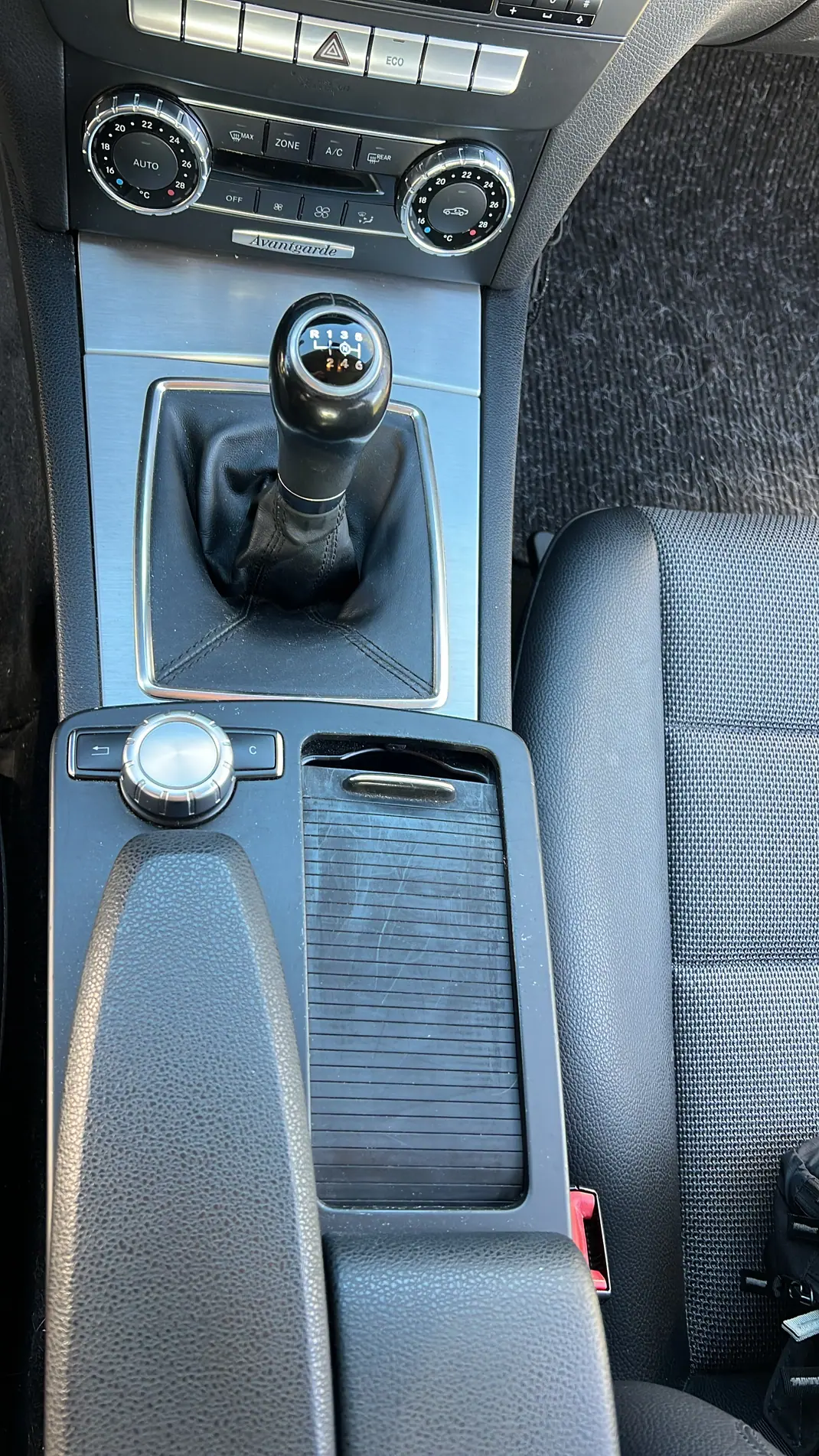 Mercedes-Benz C 220 2011 - 11000 EUR, 290000 km - AUTO.MOTO.pt - 290000km - foto 9 de 11