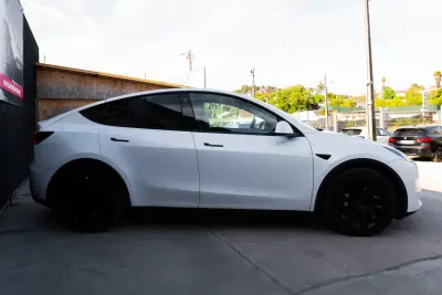 Tesla Model Y 2023 - 37900 EUR, 75000 km - AUTO.MOTO.pt - 75000km - foto 28 de 28