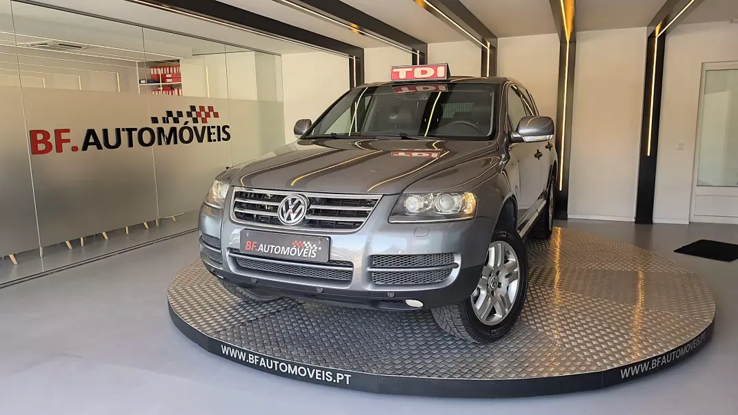 Volkswagen Touareg 2006 - 13900 EUR, 262462 km - AUTO.MOTO.pt - 262462km - foto 1 de 60