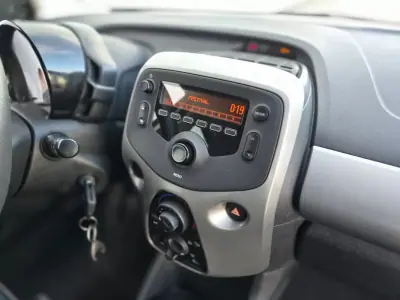 Peugeot 108 2014 - 6750 EUR, 58030 km - AUTO.MOTO.pt - 58030km - foto 14 de 28