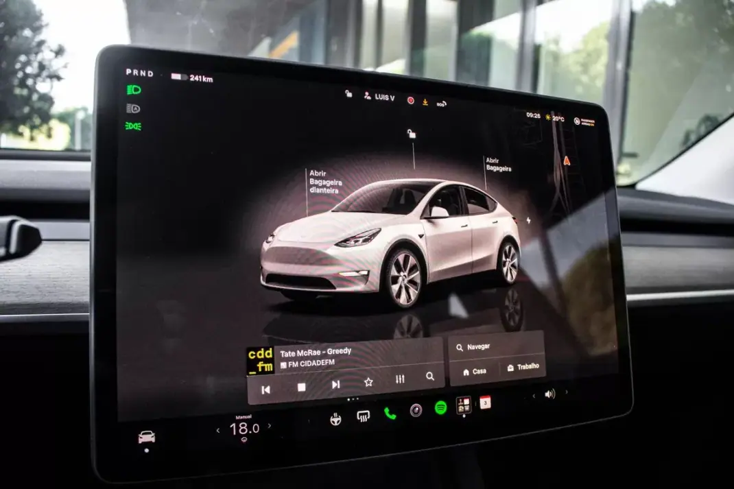 Tesla Model Y 2023 - 37900 EUR, 74250 km - 74250km - foto 32 de 40