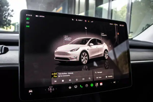 Tesla Model Y 2023 - 37900 EUR, 74250 km - AUTO.MOTO.pt - 74250km - foto 32 de 40