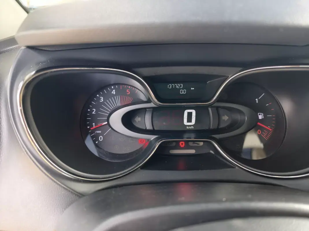 Renault Captur 2017 - 12990 EUR, 137723 km - AUTO.MOTO.pt - 137723km - foto 21 de 22