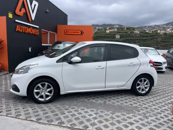 Peugeot 208 2015 - 8250 EUR, 123851 km - AUTO.MOTO.pt - 123851km - foto 4 de 12