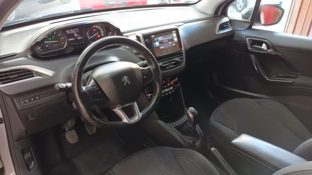 Peugeot 208 2016 - 11690 EUR, 138481 km - AUTO.MOTO.pt - 138481km - foto 20 de 54
