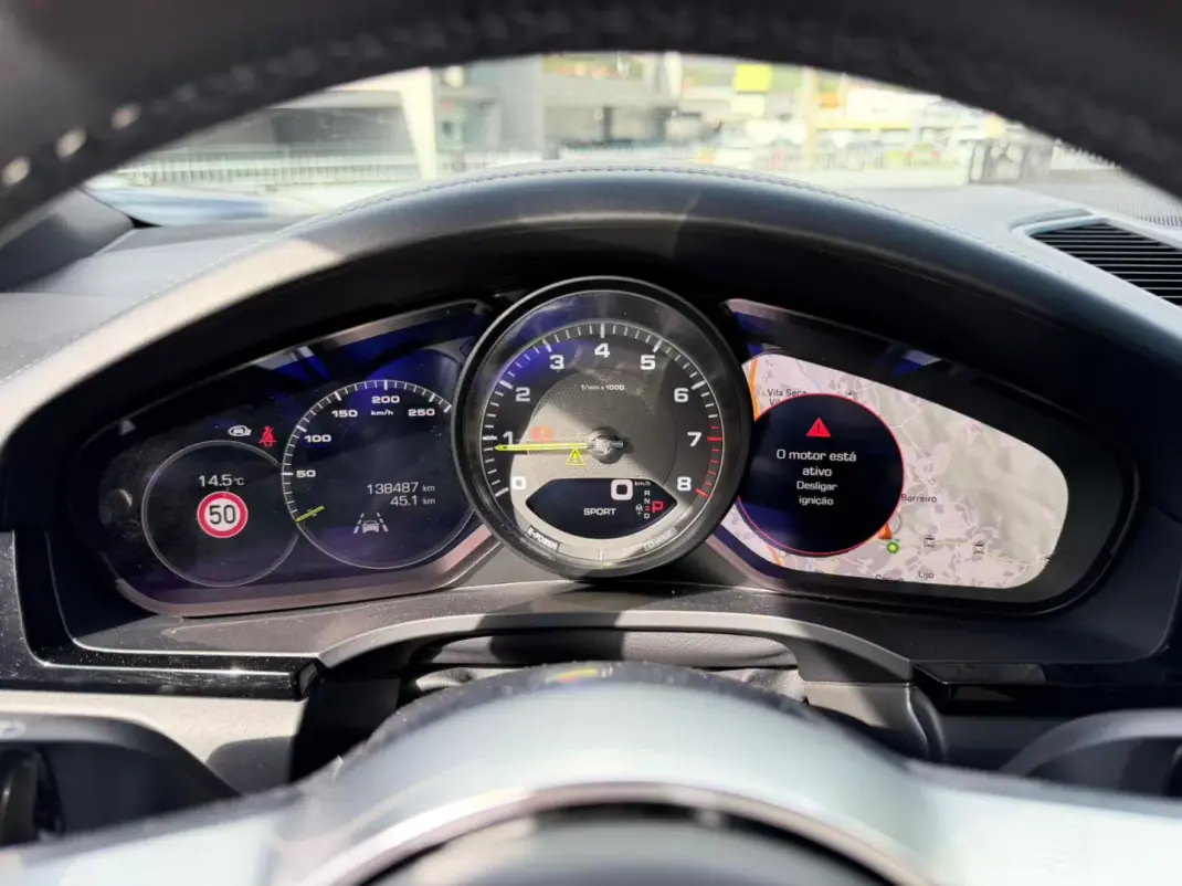 Porsche Cayenne 2018 - 65900 EUR, 138000 km - AUTO.MOTO.pt - 138000km - foto 10 de 15