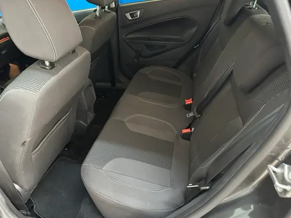 Ford Fiesta 2017 - 9900 EUR, 152000 km - AUTO.MOTO.pt - 152000km - foto 11 de 23