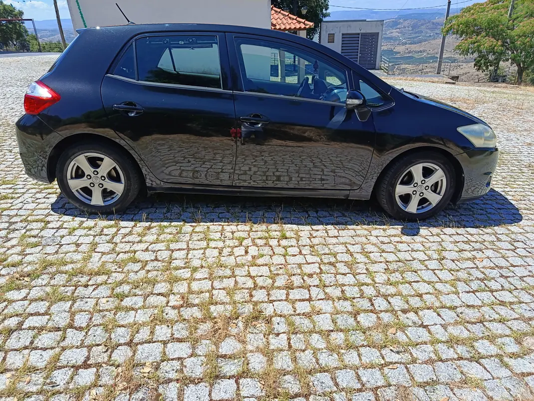 Toyota Auris 2010 - 6500 EUR, 330000 km - 330000km - foto 2 de 10