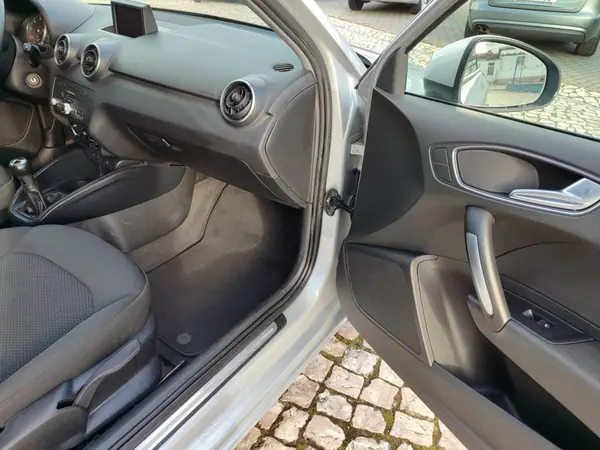 Audi A1 2010 - 11990 EUR, 196000 km - AUTO.MOTO.pt - 196000km - foto 10 de 17