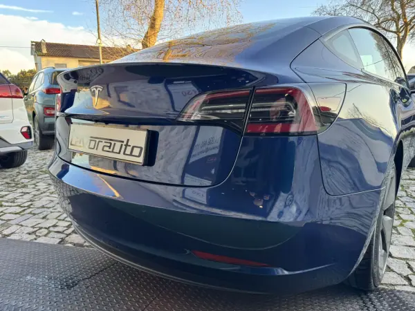 Tesla Model 3 2021 - 26500 EUR, 105000 km - AUTO.MOTO.pt - 105000km - foto 25 de 37