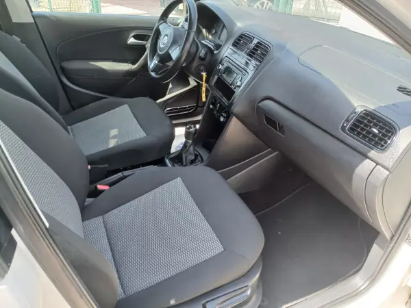 Volkswagen Polo 2014 - 7750 EUR, 153371 km - AUTO.MOTO.pt - 153371km - foto 25 de 27