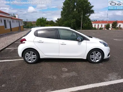 Peugeot 208 2019 - 12250 EUR, 136000 km - AUTO.MOTO.pt - 136000km - foto 22 de 23