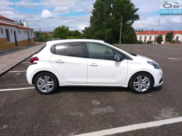 Peugeot 208 2019 - 12250 EUR, 136000 km - AUTO.MOTO.pt - 136000km - foto 22 de 23