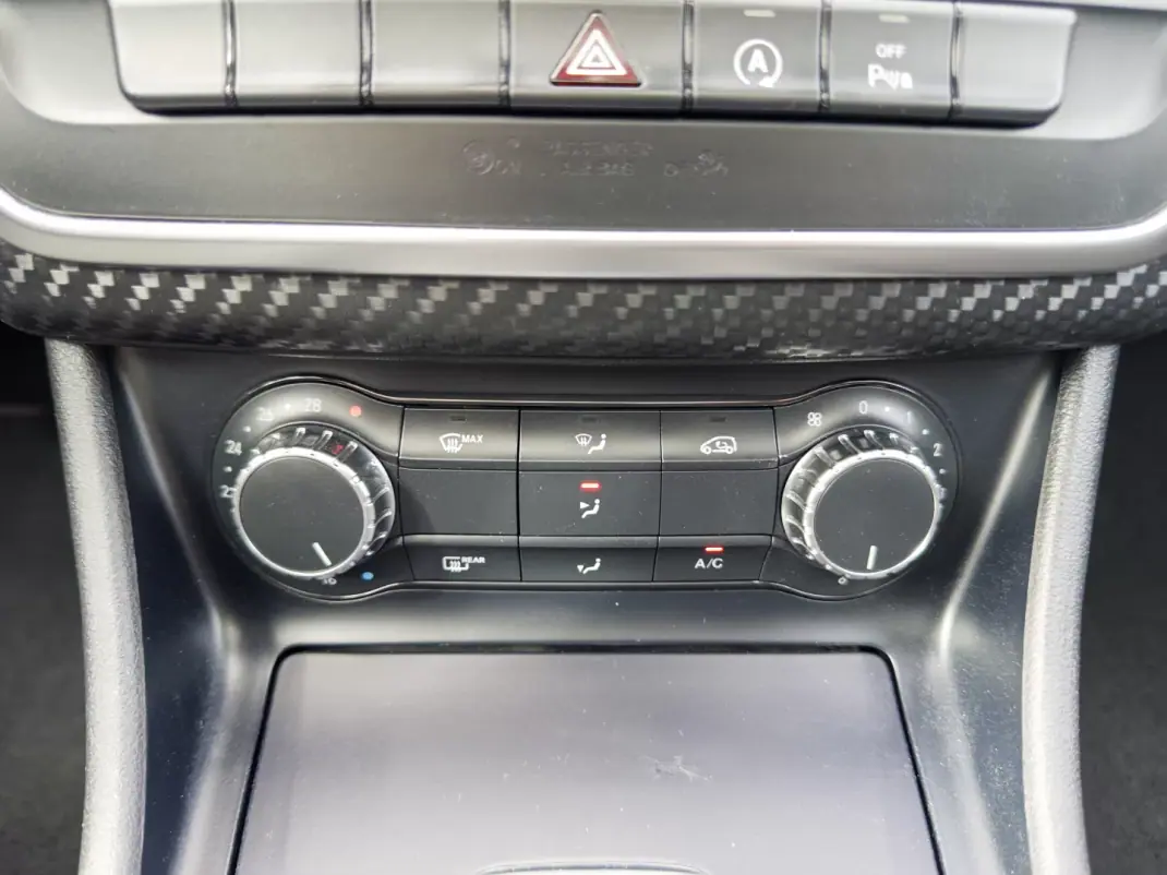 Mercedes-Benz A 180 2015 - 16990 EUR, 131000 km - 131000km - foto 27 de 35