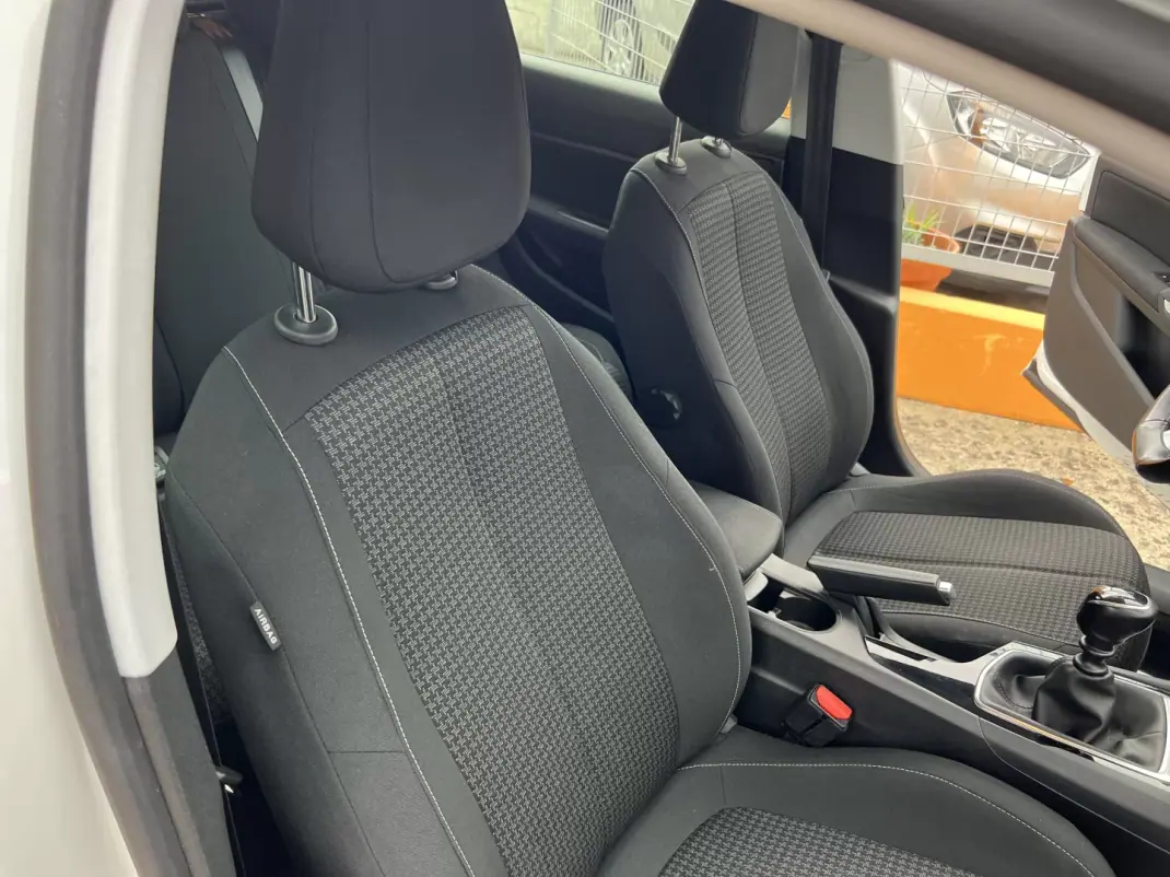Peugeot 308 2019 - 12750 EUR, 142695 km - AUTO.MOTO.pt - 142695km - foto 17 de 19